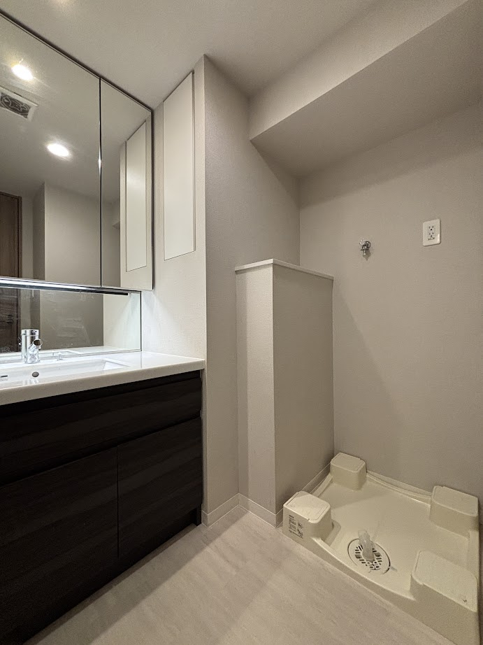 クリオレジダンス八王子ザ・マークスの設備|エレベーターホールの横にはメールボックスと宅配BOXがございます。鍵をかざすと自動で開く仕様でとても便利です。