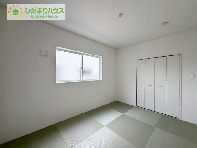 いわき市小名浜南富岡第１　新築戸建　3号棟の和室|扉を閉じれば来客用のお部屋として。開いて広い空間を作れば、お子様の遊び部屋として使えます！