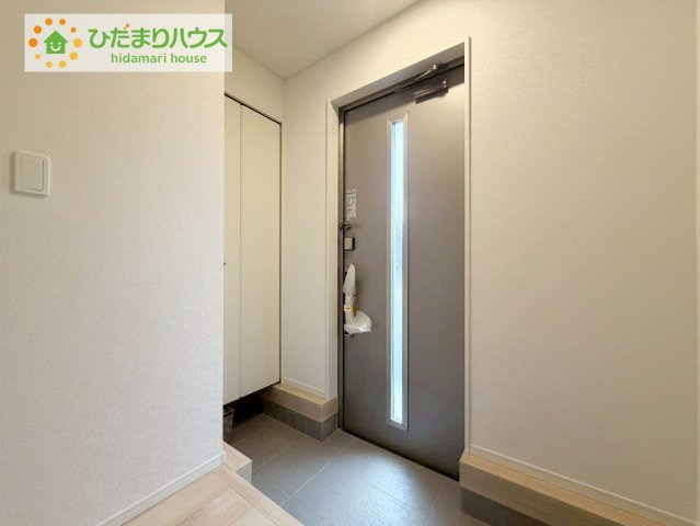 いわき市小名浜南富岡第１　新築戸建　3号棟の玄関|鍵や小物類を置けるスペースが確保できるため、散らかりがちな玄関をすっきりと保てます。