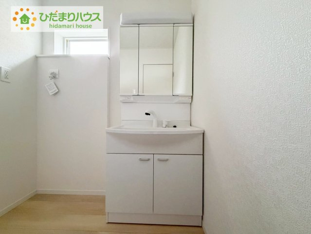 いわき市小名浜南富岡第１　新築戸建　3号棟の独立洗面台|大きな三面鏡の独立洗面。鏡の後ろは収納となっているのでスッキリと整理できます！