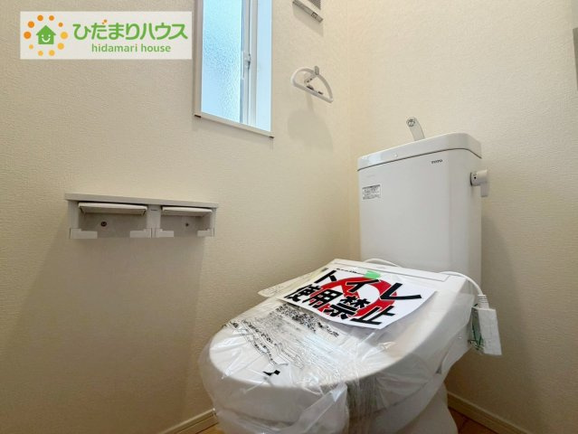 いわき市小名浜南富岡第１　新築戸建　3号棟のトイレ|温水洗浄便座なら、年中温かいので、安心して座ることができます。さらに、身体が冷えることもないため、便座カバーを付ける必要もありません。