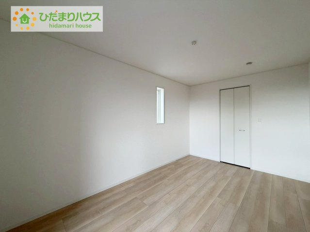いわき市小名浜南富岡第１　新築戸建　3号棟の寝室|主寝室は広々していて安らげる空間に。大きな窓から光が差し込み、朝の目覚めも良さそう♪