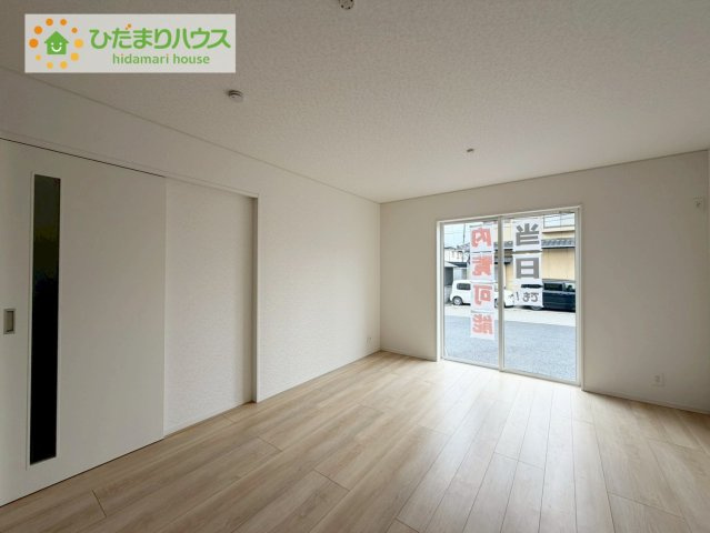 いわき市小名浜南富岡第１　新築戸建　3号棟の居間・リビング|奥行き感あるLDK。一体の空間ながらほどよい距離を保ち、家族がおもいおもいに好きな場所で寛げます。