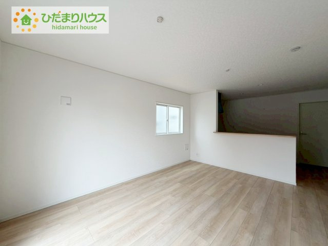 いわき市小名浜南富岡第１　新築戸建　3号棟の居間・リビング|家族でのコミュニケーションがとれる対面型システムキッチン。横一列にシンクとコンロをまとめたシンプルな形です。動きやすさとスタイリッシュなデザインが魅力。