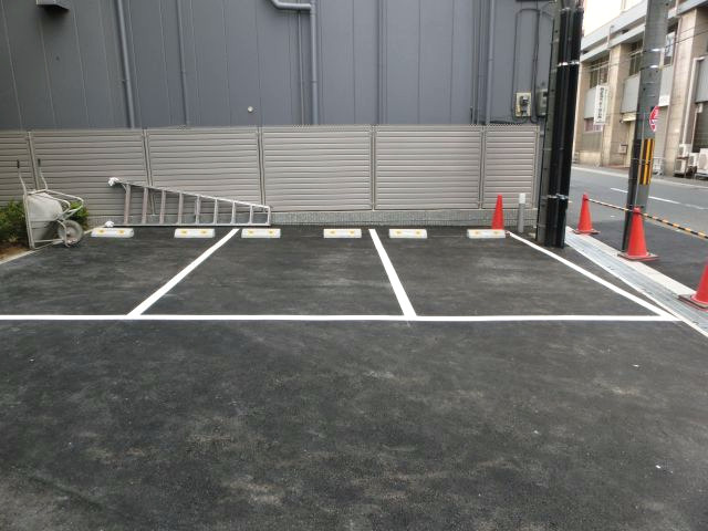 エステージ難波WESTの駐車場