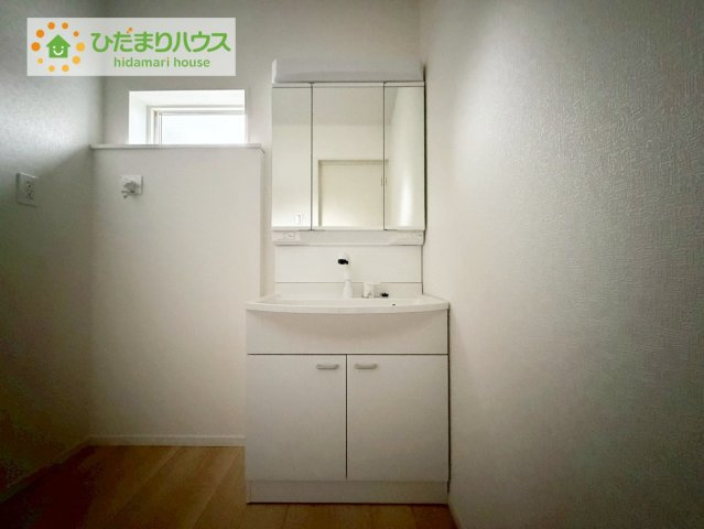 いわき市小名浜南富岡第１　新築戸建　2号棟の独立洗面台|大きな三面鏡の独立洗面。鏡の後ろは収納となっているのでスッキリと整理できます！