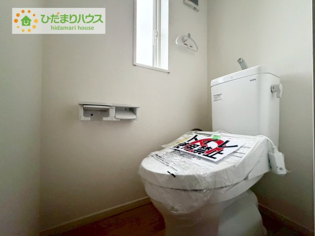 いわき市小名浜南富岡第１　新築戸建　2号棟のトイレ|温水洗浄便座なら、年中温かいので、安心して座ることができます。さらに、身体が冷えることもないため、便座カバーを付ける必要もありません。