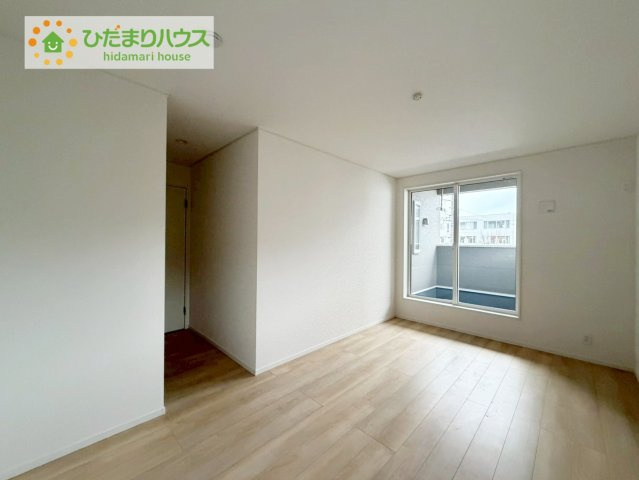 いわき市小名浜南富岡第１　新築戸建　2号棟の寝室|主寝室は広々していて安らげる空間に。大きな窓から光が差し込み、朝の目覚めも良さそう♪