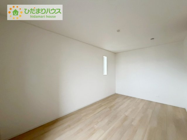 いわき市小名浜南富岡第１　新築戸建　2号棟の寝室|清々しい朝陽が差し込む寝室は、開放感たっぷりで心をリフレッシュしてくれる特別な住空間。家具の配置を自由に楽しむことで、自分だけの快適な居場所を作り出せます！