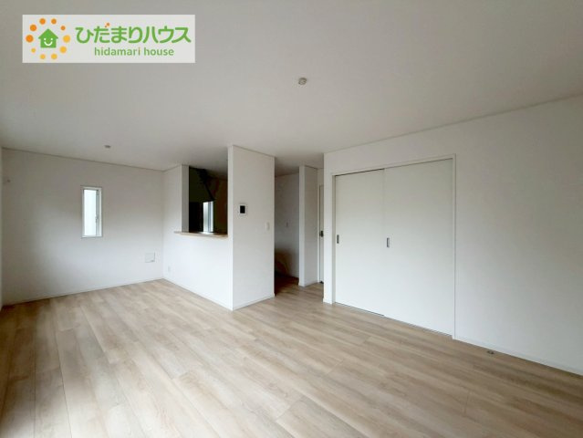 いわき市小名浜南富岡第１　新築戸建　2号棟の居間・リビング|大きな窓から差し込む光でいっぱいのリビング　休日もつい家にいる時間が長くなりそうです