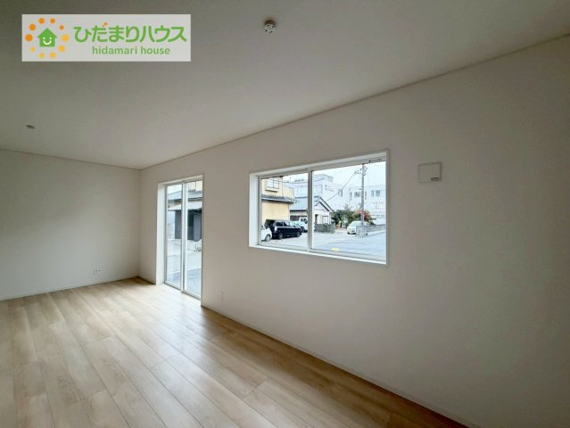 いわき市小名浜南富岡第１　新築戸建　2号棟の居間・リビング|奥行き感あるLDK。一体の空間ながらほどよい距離を保ち、家族がおもいおもいに好きな場所で寛げます。