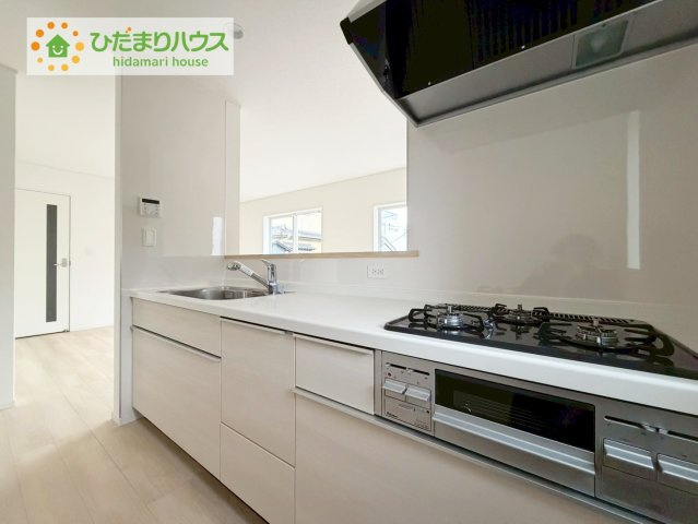 いわき市小名浜南富岡第１　新築戸建　2号棟のキッチン|家族でのコミュニケーションがとれる対面型システムキッチン。横一列にシンクとコンロをまとめたシンプルな形です。動きやすさとスタイリッシュなデザインが魅力。