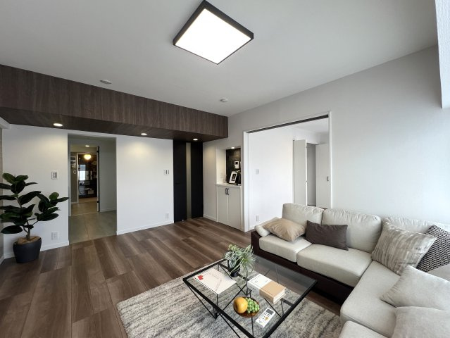 3面バルコニーの開放感！空と友達！！【リフォーム／東建ニューハイツ戸塚】の居間・リビング|ゆったり過ごせる居間です