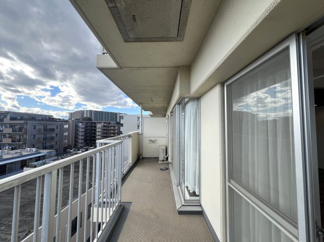 3面バルコニーの開放感！空と友達！！【リフォーム／東建ニューハイツ戸塚】のバルコニー|バルコニーからの眺めを楽しみながら食事をしませんか