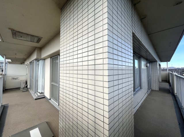 3面バルコニーの開放感！空と友達！！【リフォーム／東建ニューハイツ戸塚】のバルコニー|バルコニーからの眺めを楽しみながら食事をしませんか