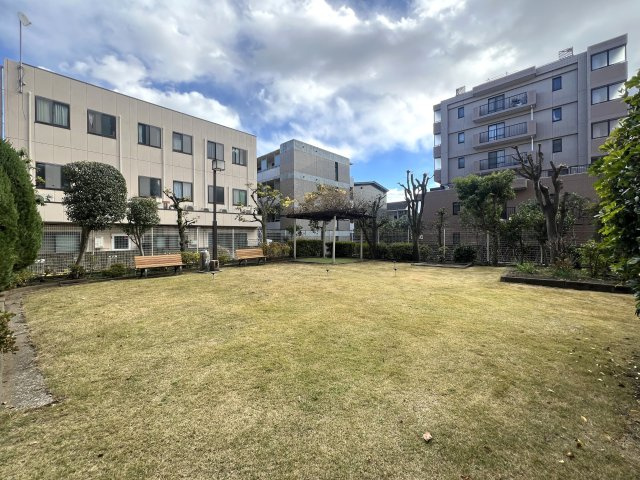 3面バルコニーの開放感！空と友達！！【リフォーム／東建ニューハイツ戸塚】の中庭