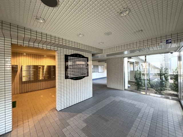 3面バルコニーの開放感！空と友達！！【リフォーム／東建ニューハイツ戸塚】のエントランス|落ち着いたエントランスです