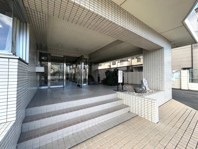 3面バルコニーの開放感！空と友達！！【リフォーム／東建ニューハイツ戸塚】のエントランス|ゆとりのあるエントランスです