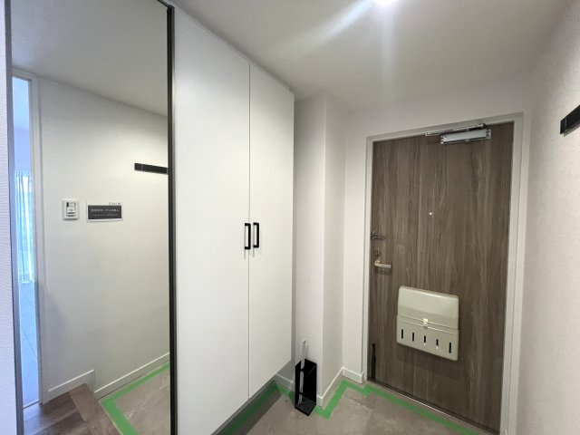 3面バルコニーの開放感！空と友達！！【リフォーム／東建ニューハイツ戸塚】の玄関|落ち着いた玄関です