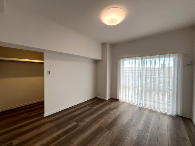 3面バルコニーの開放感！空と友達！！【リフォーム／東建ニューハイツ戸塚】の洋室|広々とした洋室です