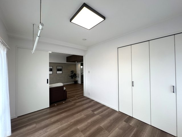 3面バルコニーの開放感！空と友達！！【リフォーム／東建ニューハイツ戸塚】の洋室|広々とした洋室です