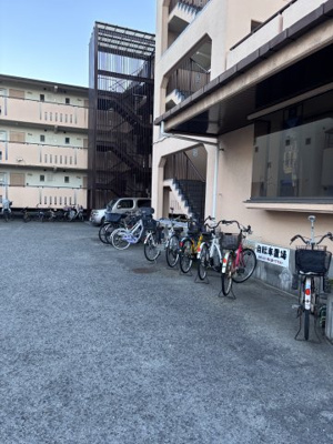 【その他共用部分】 | ベルメゾン住吉 | 開放感のある駐輪場です！