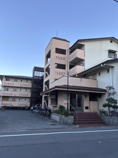 【外観】 | ベルメゾン住吉 | マンションの外観です！敷地内には駐車場があります。