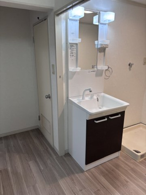 【洗面所】 | ベルメゾン住吉 | 玄関を入ってすぐ右側に洗面所があります。