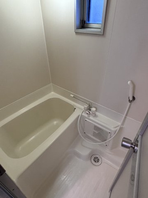 【浴室】 | ベルメゾン住吉 | 窓付きのお風呂場です！