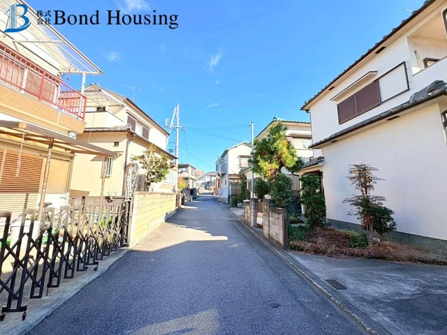 JR魚住駅まで徒歩7分　魚住町西岡　中古戸建の前面道路含む現地写真