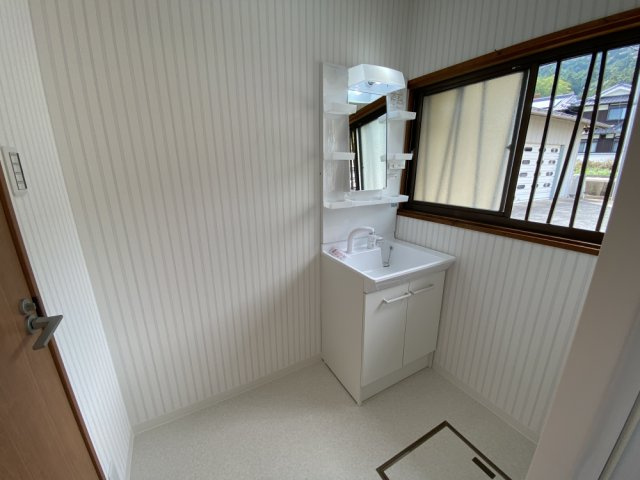 丹波市春日町野山の中古一戸建の洗面所|脱衣
