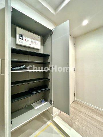 ステーションプラザタワーの玄関|【玄関】玄関には大型のシューズクローゼットを設置しておりますのでいつでもスッキリりとした空間を保てます。玄関周りを清潔に使うのはとても大事なことですよね。