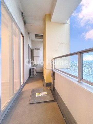 【バルコニー】 | ステーションプラザタワー | 【バルコニー】幅もあって、奥行きもあるゆとりのバルコニー。洗濯物を干したり乾かしたりだけでなく、ただ出てみるだけでも気持ちいいですよ。