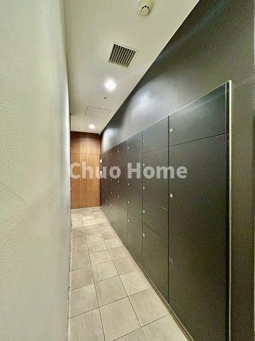 ステーションプラザタワーの設備|【宅配ボックス】在宅時・不在時に関わらず、居住者の代わりに非対面で宅配物を受け取ってくれる便利な設備です。わかりやすくご説明致しますので見学時にはお部屋だけではなく共用部分もぜひチェックしてください。