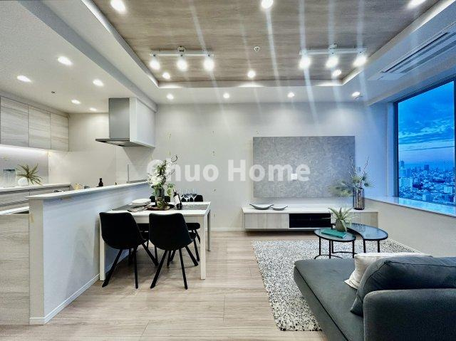 ステーションプラザタワーのキッチン|視界に広がりを生むオープンなキッチン。料理や片付けをしながら、家族との会話を楽しんだり、リビングで遊ぶ子どもを見守れます。ご見学時には家具の配置などもイメージしながらぜひご覧になって見て下さい。