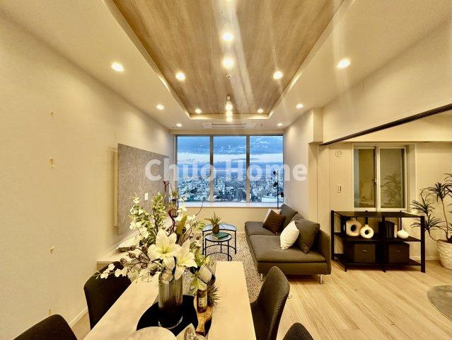 ステーションプラザタワーの居間・リビング|【リビングダイニング】一日の中で多くの時間を過すことになるリビングダイニングだからこそ、いつも穏やかな空間であることが必然。爽やかな通風と採光を存分に感じる事が出来る空間です。