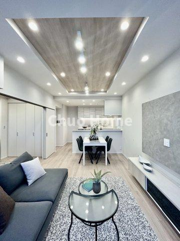 ステーションプラザタワーのダイニング|【ダイニング】忙しい朝でも、しっかり家族が揃って食事をして頂けるゆとりある大きさのダイニングスペース。奥様が作る手料理をカウンター越しに受けとって頂き、テーブルで囲む素敵な時間を存分に愉しんで下さい。