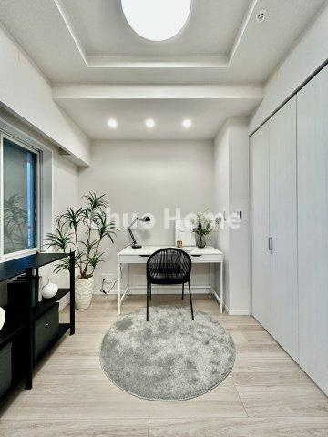 ステーションプラザタワーの寝室|【寝室】心と体をゆったりと安らげる主寝室。寝室のゆとりが大きい分だけ、暮らしの安らぎは深まります。一日の疲れを癒すだけでなく、ご夫婦の親密な語らいを紡ぎ出します