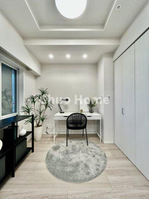 【寝室】 | ステーションプラザタワー | 【寝室】心と体をゆったりと安らげる主寝室。寝室のゆとりが大きい分だけ、暮らしの安らぎは深まります。一日の疲れを癒すだけでなく、ご夫婦の親密な語らいを紡ぎ出します