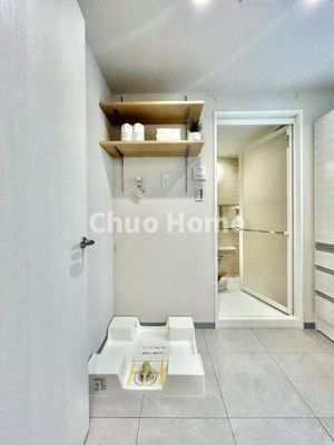 【ランドリースペース】 | ステーションプラザタワー | 【ランドリースペース】担当者がスケールを持ち歩いておりますので、ご見学時には現在お使いの洗濯機などがきちんと収まるかなどもチェックして下さい。見学前に測っておくと非常に便利だと思います。