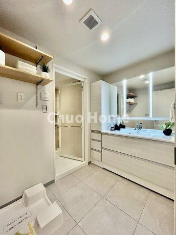 ステーションプラザタワーの脱衣所|【洗面所】明るい洗面所は朝をすっきりさせてくれる空間です。バタバタしている忙しい朝でも収納が多い洗面台では短い時間で効率良く支度ができます。