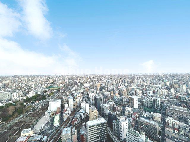 ステーションプラザタワーの展望|【34Fからの眺望】手を伸ばせば、ふれることが出来そうな環境が、そのままインテリアになったような印象です。その豊かな眺望にふさわしい空間には、通風・採光にも優れ、心地よい光と風があふれています