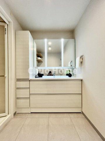 ステーションプラザタワーの独立洗面台|【洗面化粧台】洗面化粧台には三面鏡を採用。身だしなみを整えやすい事はもちろんですが、鏡の後ろに収納スペースを設ける事により、散らかりやすい洗面スペースをすっきりさせる事が出来るのも嬉しいですね