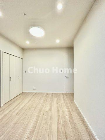 ステーションプラザタワーの洋室|【洋室】快適に過ごす条件は、一人ひとり違います。だからこそ飾り過ぎないシンプルな内装と偏り過ぎないデザインで統一しております。居住していく中でオーナー様だけの【マイホーム】に創り上げて下さい