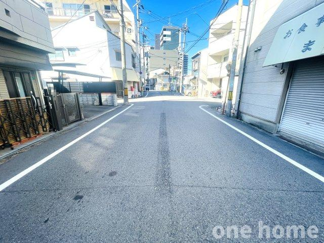 十三東4丁目中古戸建の前面道路含む現地写真|◆前面道路は幅員7.2m！間口4.89m！車の出し入れもスムーズ♪
◆周辺にはスーパーなど商業施設が充実！生活至便な立地です！