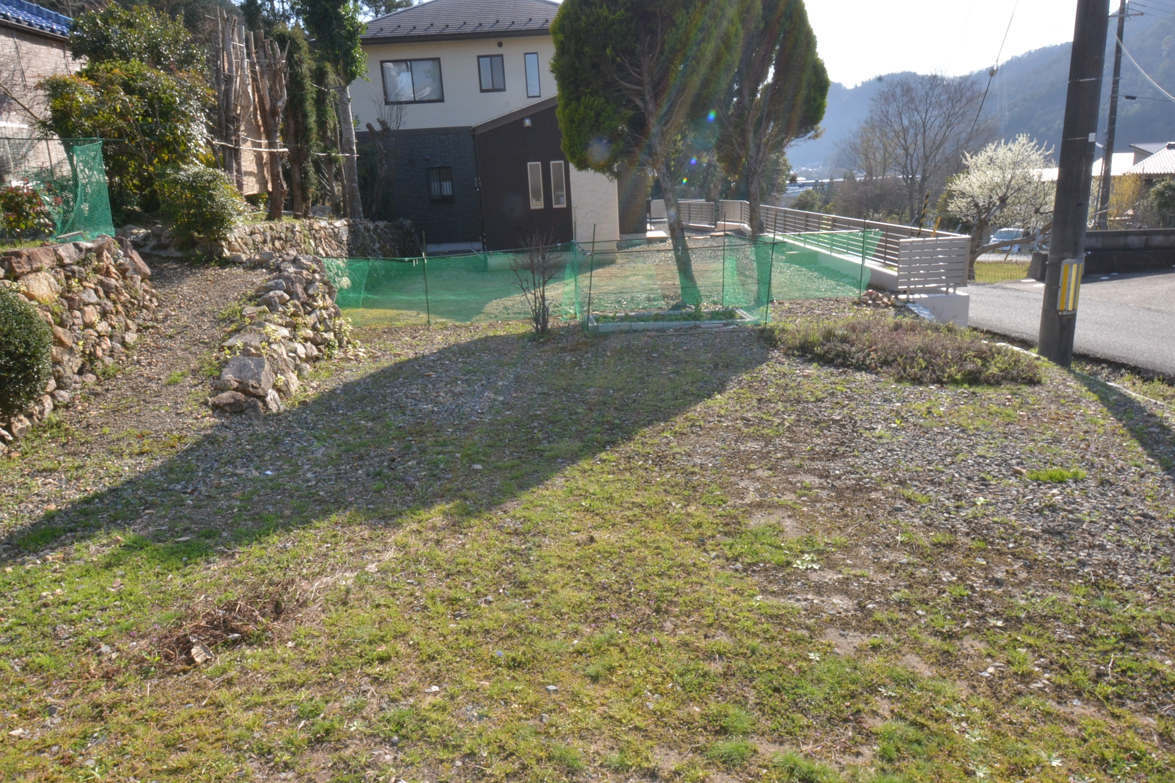 丹波市春日町歌道谷の中古一戸建の外観|菜園、駐車スペース