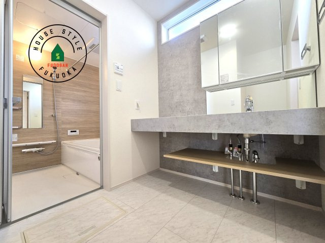 福岡市城南区七隈3丁目第1-3棟（1号棟）の内観：施工例|ゆとりの洗面スペースで朝の身支度もスムーズに。暮らしを快適に変えるシャワー付洗面台です！