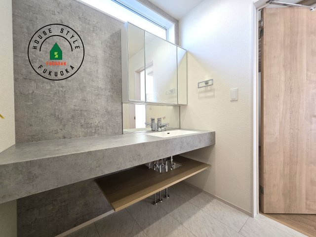 福岡市城南区七隈3丁目第1-3棟（1号棟）の内観：施工例|毎日使うものだから清潔な空間を保ちたい水回り。洗面にはそんな願いを解消させてくれる収納アイデアが満載です。三面鏡の裏側にはキャビネットが現れ小物から背の高い物まで収納できます。