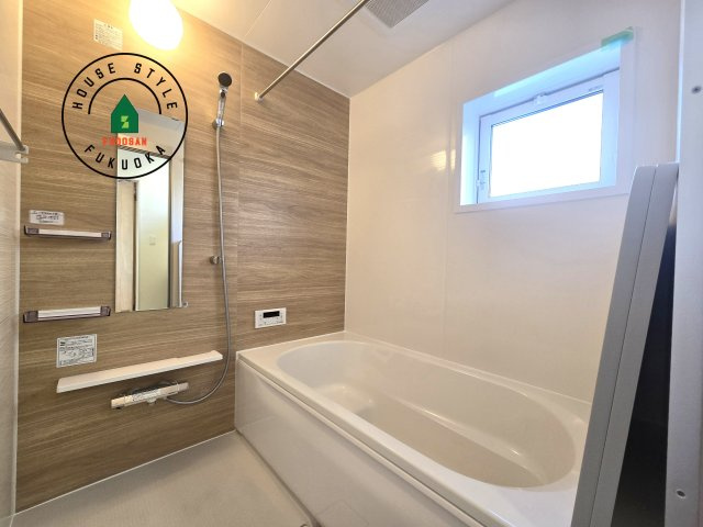 福岡市城南区七隈3丁目第1-3棟（1号棟）の内観：施工例|1日の疲れを癒してくれる広々バスルーム。雨の日のお洗濯にも大活躍な浴室乾燥機付です！