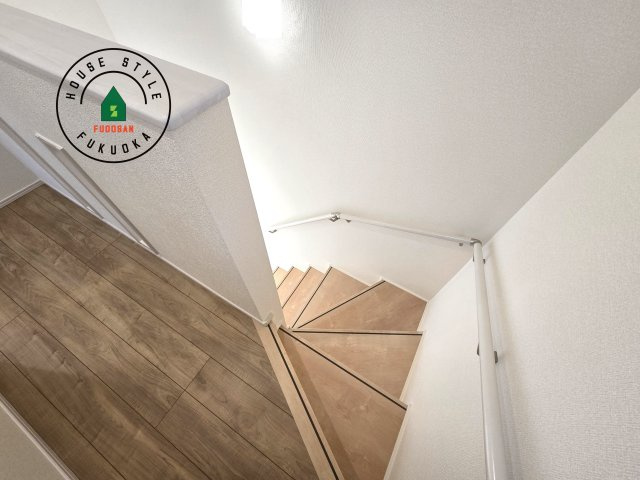 福岡市城南区七隈3丁目第1-3棟（1号棟）の内観：施工例|＜手すり付階段＞手すりがないと階段の昇り降りで危険なことはもちろん、壁に手をつきながら歩くことで壁紙が汚れやすくなります。すべての方に快適に昇り降りしていただくため、手すりを設置しました。